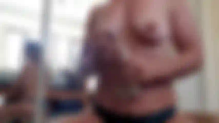 Show privado com jogo de bunda e montando um vibrador preto em cowgirl.