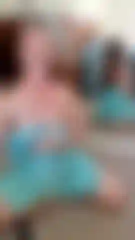 Provocadora de óleo nu. Deixe-me te deixar com força enquanto esfrego meu corpo e aplico meu óleo. 2023.