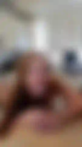 Cozinha dildo garganta profunda. Sem zoom.