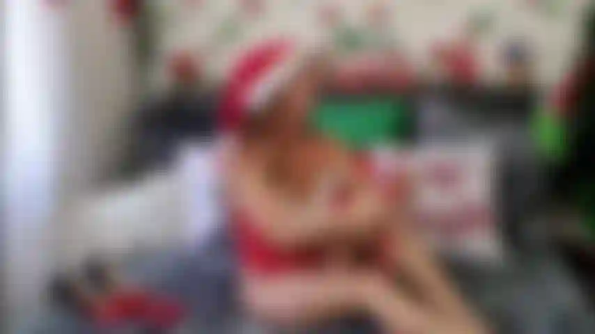 Meia arrastão vermelha de natal e salto alto. 2022.