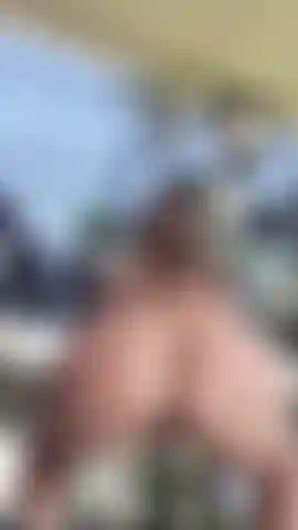 Faço exercícios ao ar livre sem roupa. Faço agachamentos, afundos, levantamento de pesos, 2025.