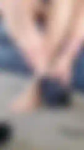 Brincadeiras tentadoras com os pés, massagem indulgente, provocações sedutoras, sensualidade intensificada, orgasmo. 2024.