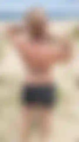 Jogo arriscado de praia. Dedilhando e fudendo buceta na praia.