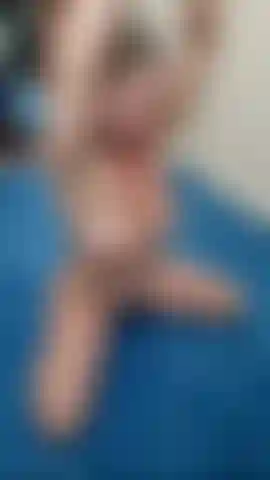 Treino nua, venha me ver treinar, flexão e peso de mão. 2023.