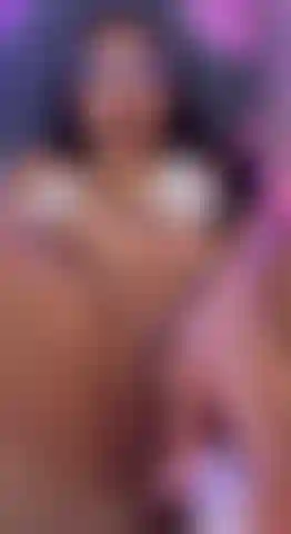 Prostituta se masturba com vibrador.