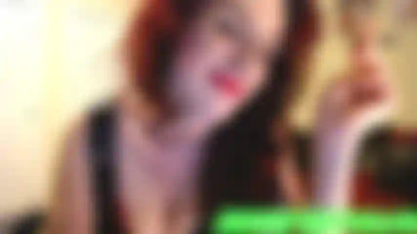 Os meus lábios esfumados possuem-te agora - a deusa jennifer vestida de látex fuma o seu cravo e hipnotiza-te, não consegues resistir ao escravo. Isso mesmo, a deusa possui você agora!