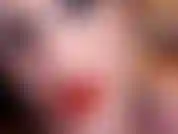 Lips asmr, noto que você fica olhando para meus lábios vermelhos sensuais! Você não pode resistir a eles, não é? Observe enquanto eu sussurro para você, aplicando sedutoramente meu batom repetidas vezes, fumando meu charuto também.