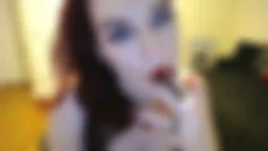 Smoke & stroke para jenn: minha sub simplesmente não consegue resistir aos meus lábios vermelhos cheios de fumaça. É hora de fumar e acariciar para sua deusa. Estou de topless em couro sexy incentivando você a obedecer aos meus comandos.