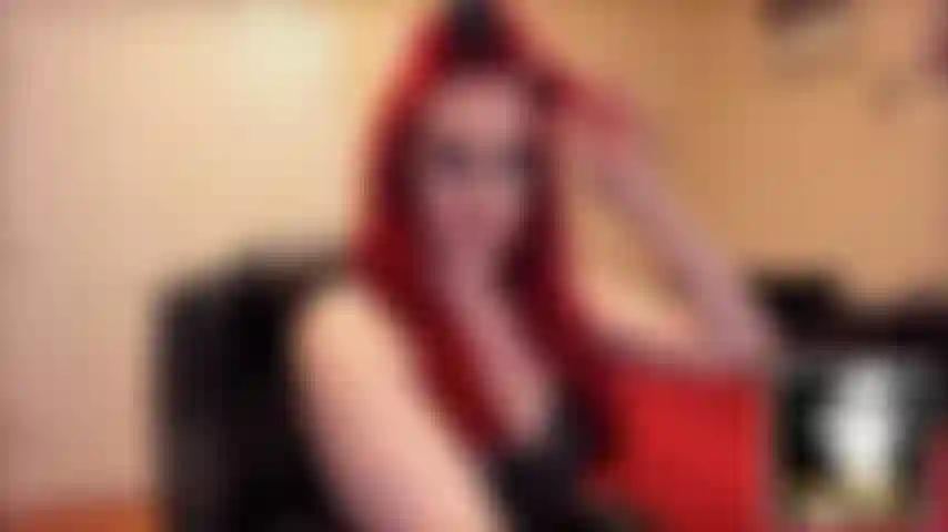 Voyeur de estilo de cabelo - observe enquanto eu enrolo meus longos e lindos cachos ruivos em rolos térmicos clássicos com clipes mostrando meu lindo rosto! Fico então simpática e perto da câmera para te hipnotizar com minha beleza. Você não pode evitar, você tem que me servir eu.