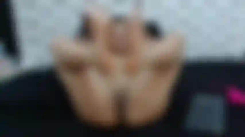 Bucetinha fofa e pés lindos.