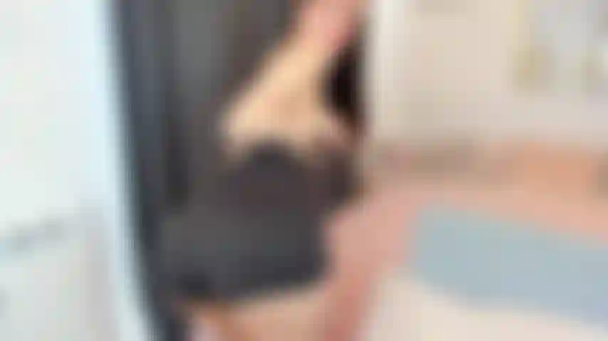 Exploro o corpo de jennifer e brinco com os seios.