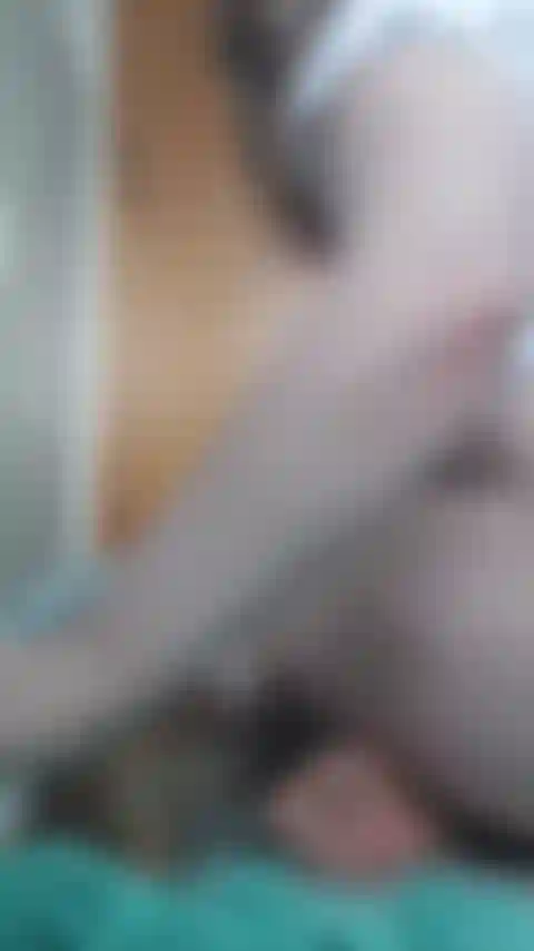 Buceta e bunda espalhadas.