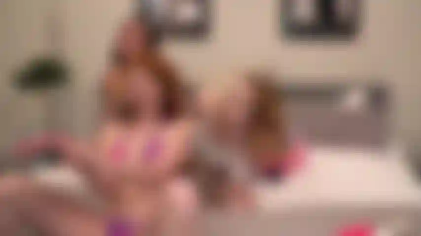 Garotas quentes de verão - andi rose, jane rogers e scarlet skies estão usando um dildo de dupla face para gozar ao vivo no jerkmate.