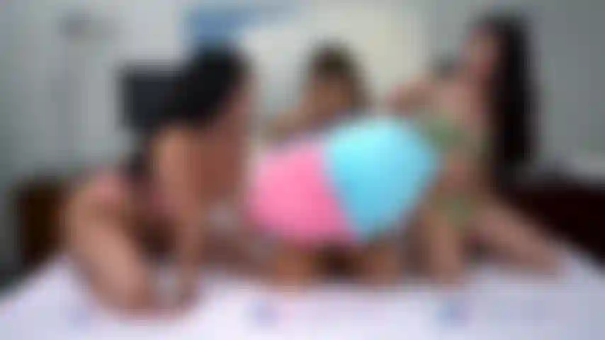 Bootylicious - jane wilde, mona azar, gia derza estrelas pornô de bumbum grande cavalgando como loucas em um show de câmera ao vivo.