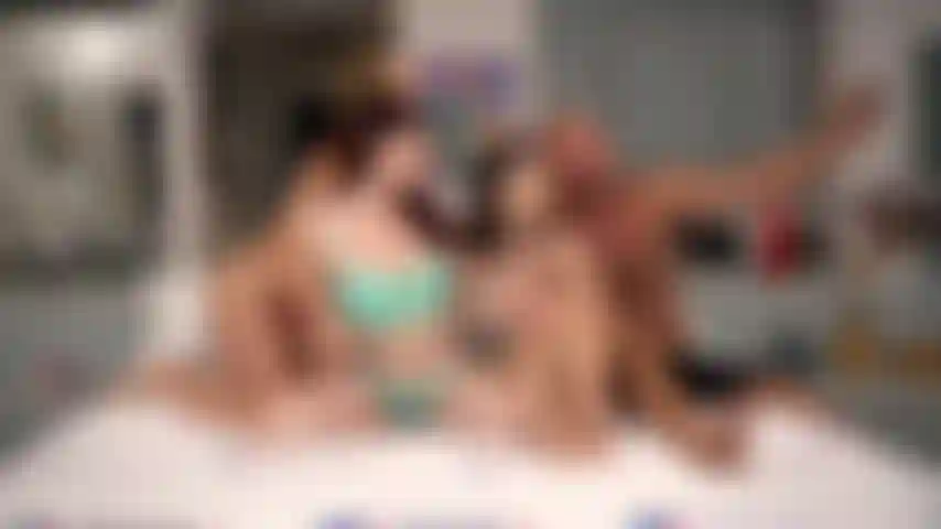 Vamos interpretar - liv wild é transada por danny mountain enquanto skylar snow e jessica ryan brincam uma com a outra.