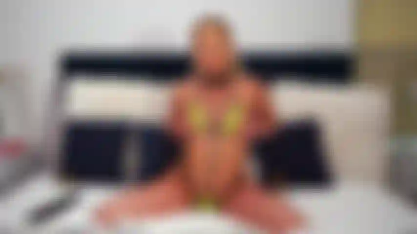 Adira seduz masturba e esguicha em todos os lugares!