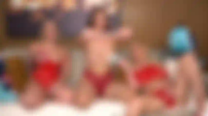 Tatuagens e seios - kali roses, bella rolland e brooke banner estão sendo muito criativas com um vibrador dupla face durante o show jerkmate gold ao vivo.