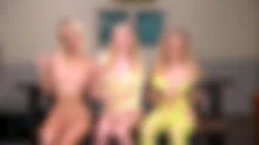 Fucktoberfest - marcas de melodia, sky pierce e paris white enchendo suas bucetas com brinquedos em trio de lésbicas totalmente loiras.