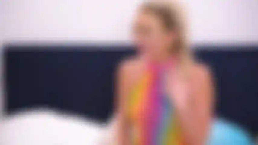 Incrível trio lésbico esguichando durante um show ao vivo com as estrelas pornô mais tesudas do mundo.