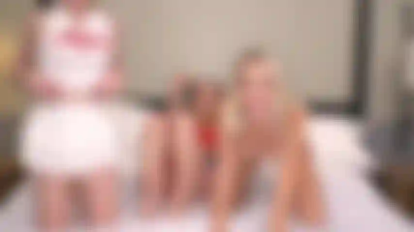 Fucktoberfest - as 3 marcas de melodia de garotas loiras, sky pierce e paris white ride strap-ons, dildos e lick pussies.