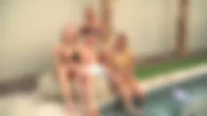 Garotas quentes de verão - quarteto ao lado da piscina ao vivo em jerkmate com kyler quinn, chloe temple, harley king e chase arcangel.