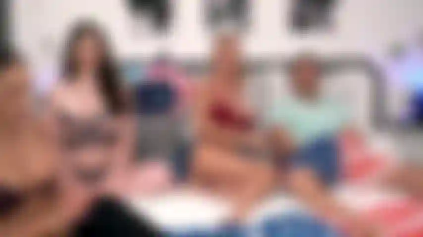 4 Alguns de julho - donnie rock chupa o pau enquanto alyx star, mckenzie lee e sheena ryder brincam um com o outro.