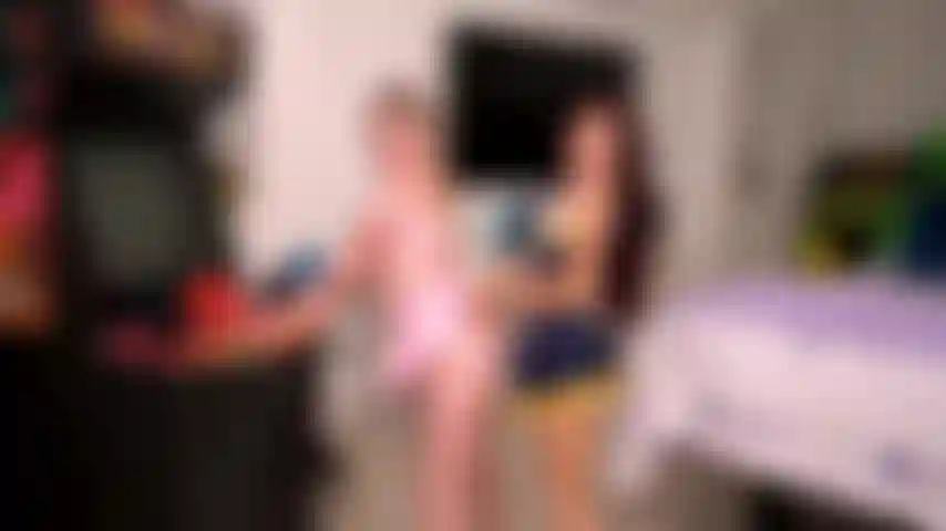 Noite de cosplay - tyler nixon recebe todas as garotas de cosplay jewelz blu, sabina rouge e eliza eves no show de cosplay ao vivo na câmera do quarteto.