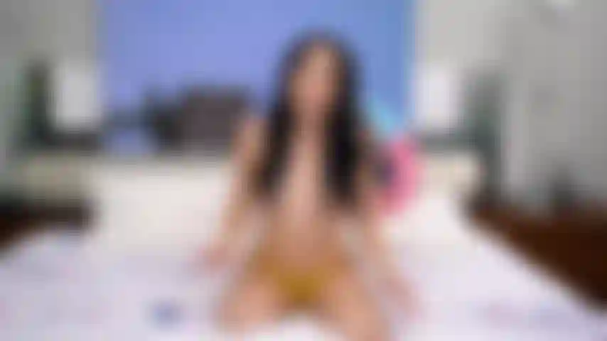 Garotas safadas cavalgam uma na cara da outra em um trio quente de câmeras lésbicas.