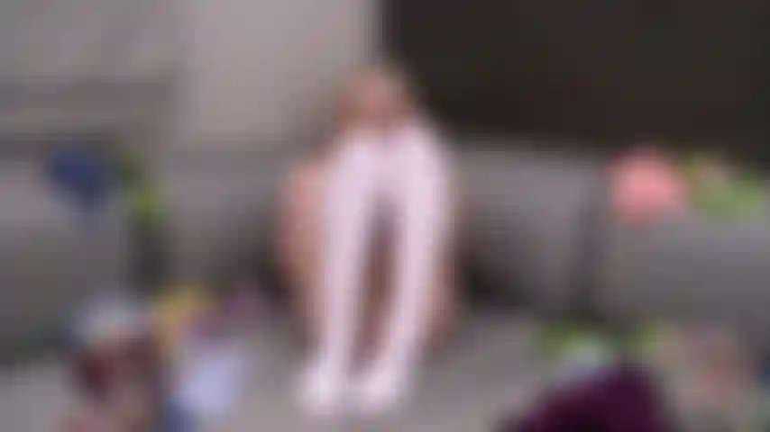 Fit loira lily larimar fica vesga enquanto ela se dedilha em meias altas.