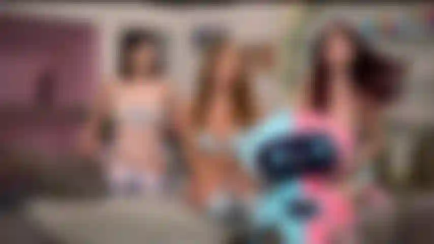 Vamos fazer roleplay - skylar snow, jessica ryan, liv wild - três gostosas na altura das coxas brincando umas com as outras no live cam gold show.