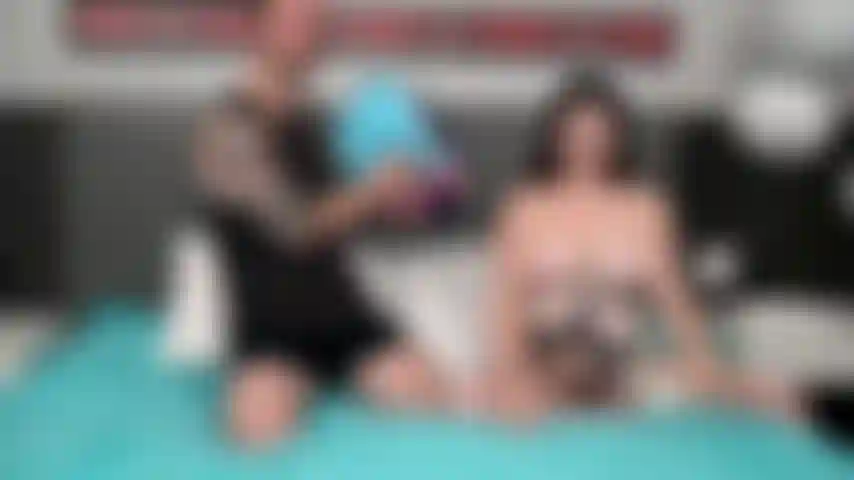 Chad alva coloca seu pau duro entre os peitos grandes da estrela alyx durante um show épico ao vivo.