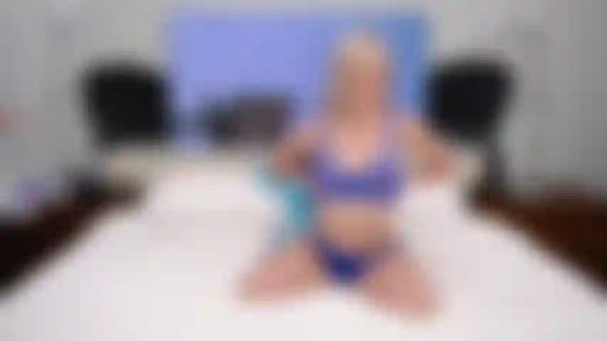 Três garotas lambendo e chupando um vibrador como se fosse seu pau na câmera ao vivo.