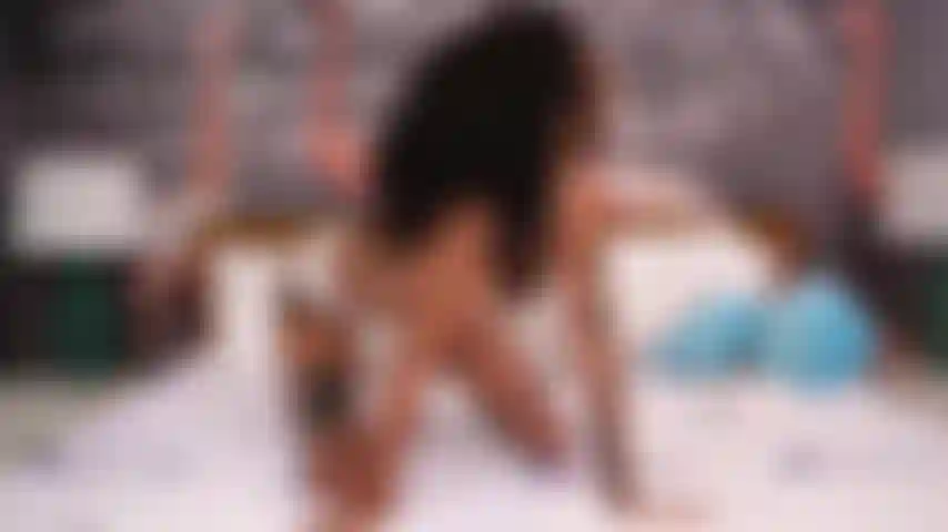 Latina emma blanco se diverte muito brincando consigo mesma no show da vida.