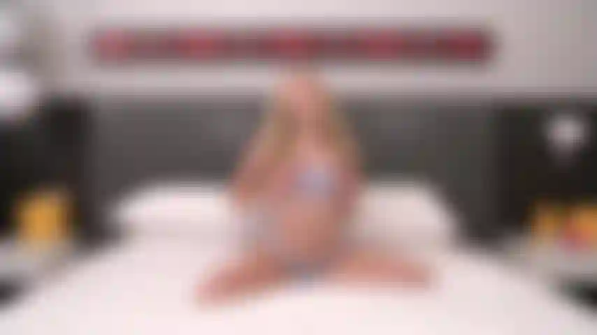 Linda loira lily larimar na cam.