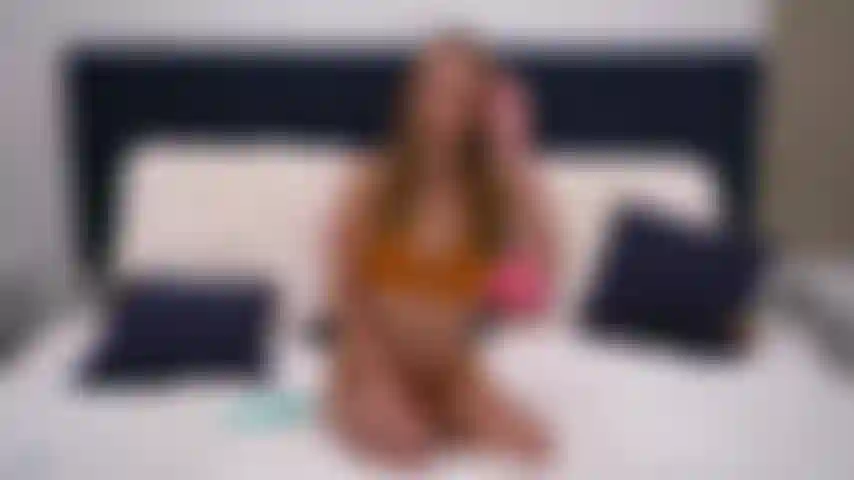 Macy meadows se masturba e olha para você com seus olhos azuis hipnotizantes em um show de câmeras ao vivo.