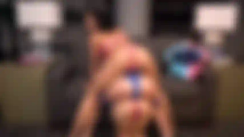 Avery black, alexis tae, maya woulfe amontoam-se e sacodem a bunda para você no show de ouro ao vivo.