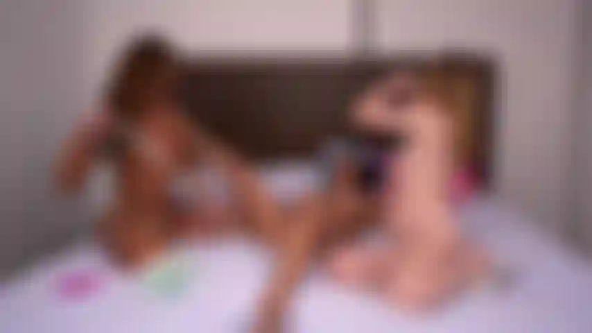 Aila donovan e aliya brynn 69 enquanto serena santos assiste e se masturba neste trio de lésbicas quente ao vivo.