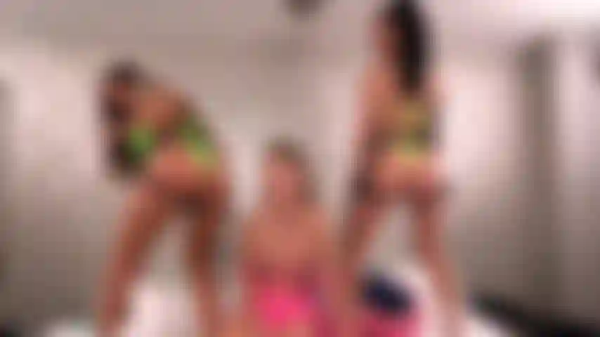 April olsen e lily lane hardcore strap on spitroast em paige owens no show de câmera ao vivo de trio de lésbicas.