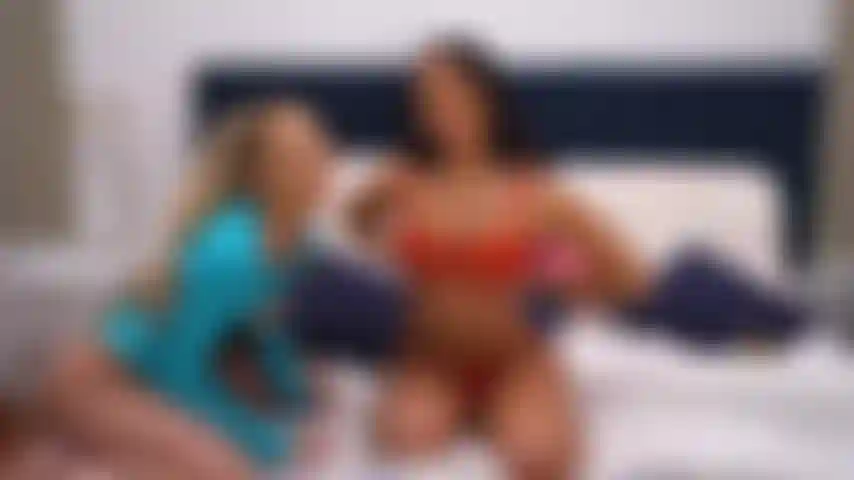 Mila monet, gata bronzeada curvilínea, se diverte com o fascínio de adira antes de uma masturbação solo quente.