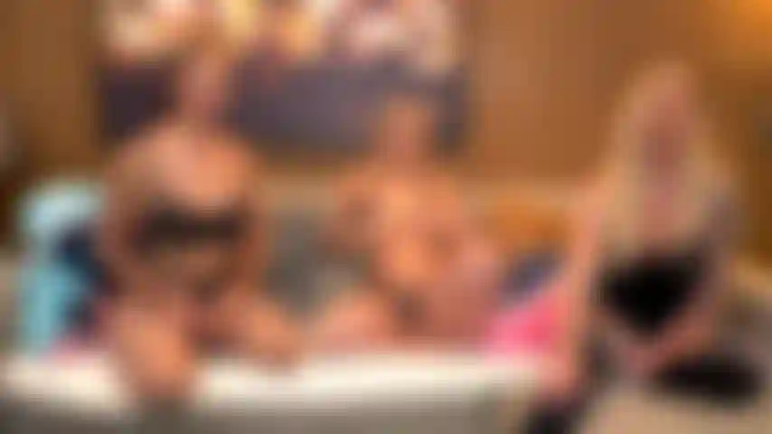 Tatuagens e peitos - kali roses e bella rolland estão fazendo milf brooke banner atingir o orgasmo ao vivo na tv jerkmate.