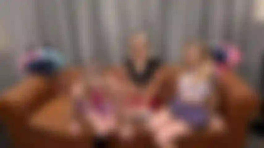 Fucktoberfest - marcas de melodia, sky pierce e paris white três lindas alunas loiras em saias curtas têm um ménage à trois ao vivo na câmera.