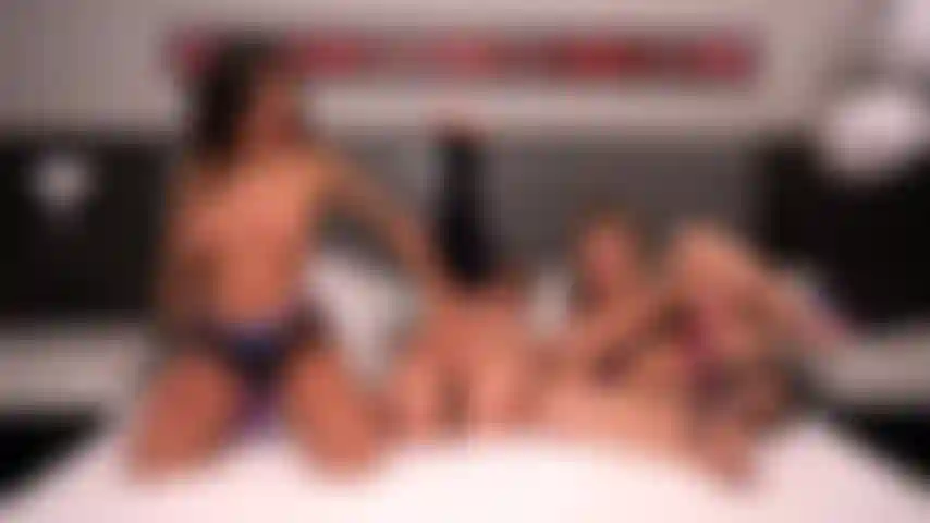 Lily lane leva paus de todos os lados - cuspida por paige owens e april olsen no show de câmeras ao vivo.