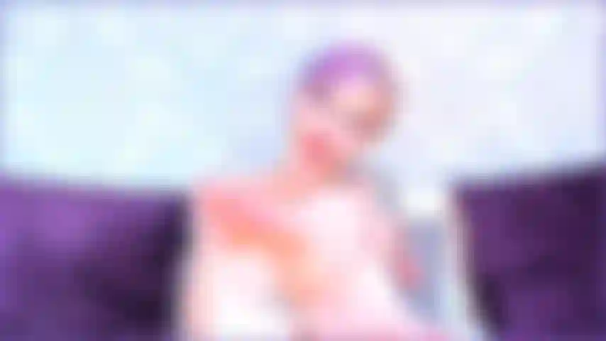 Chupando no pé, cuspindo no pé.