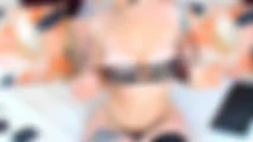 Provocadora meia nua, esfregando peitos e bucetinha.