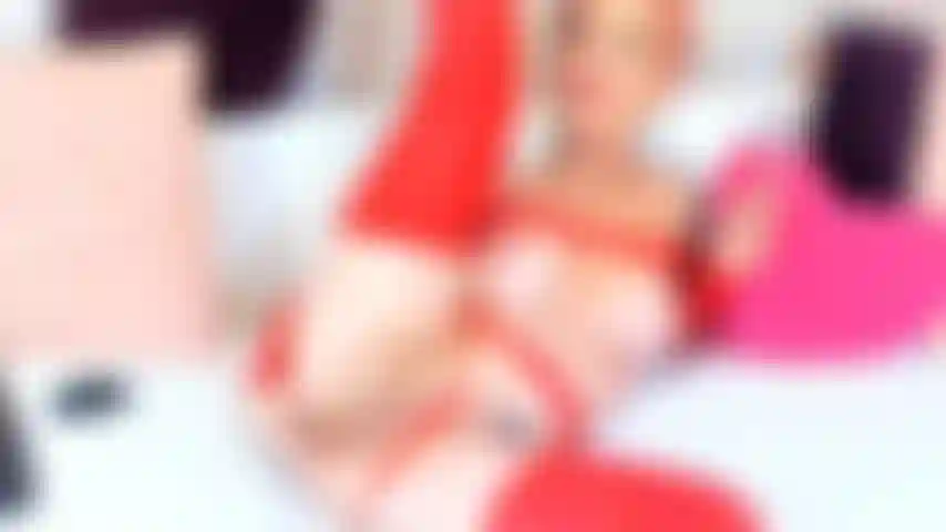 Anal com brinquedo de vidro deitada de lado.