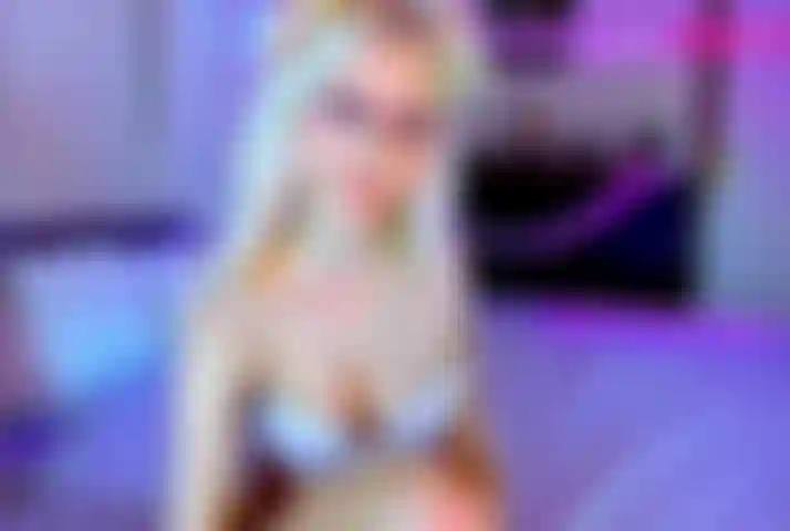 Dedo na buceta, brinquedinho e gozada.