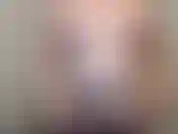 Observe enquanto eu levanto e deixo minha barriga cair para trás, ouço o som de *flap flap* que ela faz enquanto eu pulo. Adoro brincar com o umbigo. É tão bom.