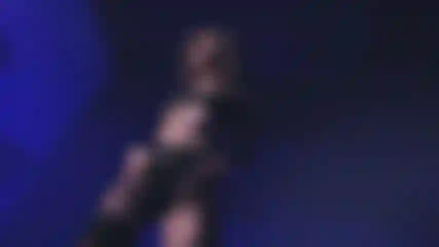 Debaixo da minha bunda.