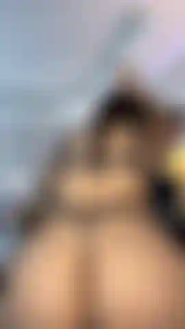 Abanando o rabo de forma muito sensual 🔥.