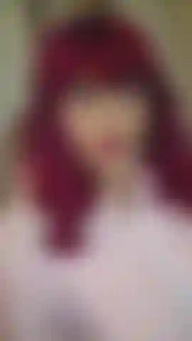 Com roupa de coelhinha, peitos e acariciando um vibrador.